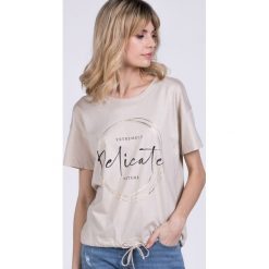 T-shirt krótki rękaw damski. Szare t-shirty damskie Monnari, m, z napisami, z bawełny, bez kołnierzyka. W wyprzedaży za 39,95 zł.