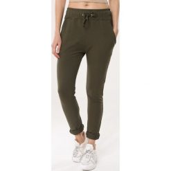 Ciemnozielone Spodnie Dresowe Tempted. Szare spodnie damskie Born2be, s, z dzianiny. Za 59,99 zł.