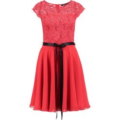 Swing Sukienka koktajlowa kaminrot. Czerwone sukienki koktajlowe marki Swing, z materiału. W wyprzedaży za 389,25 zł.
