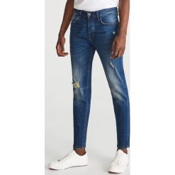 Jeansy carrot slim - Granatowy. Niebieskie jeansy męskie Reserved, m, bez wzorów. Za 129,99 zł.