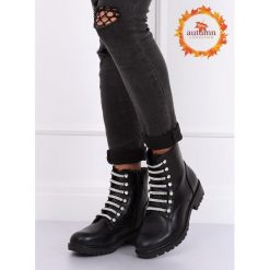 Botki militarne czarne NC876 BLACK. Czarne botki damskie obuwie damskie, ze skóry ekologicznej, militarne, bez obcasa, na sznurówki. Za 166,40 zł.