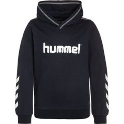 Hummel KESS Bluza z kapturem total eclipse. Niebieskie bluzy męskie z kapturem marki Hummel, z bawełny. W wyprzedaży za 125,10 zł.