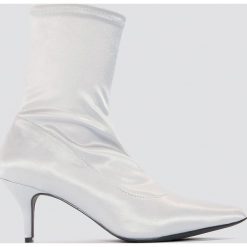 NA-KD Shoes Satynowe botki z miękką cholewką - Grey,Silver. Szare botki damskie NA-KD Shoes, z satyny, na niskim obcasie, na obcasie, bez zapięcia. Za 202,95 zł.