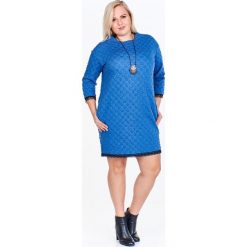 Sukienka z wyciskanym wzorem z rękawem o długości 3/4 z koronkowymi wykończeniami niebieski. Niebieskie sukienki damskie N/A, plus size, bez wzorów, z elastanu, bez kołnierzyka, plus size, bez rękawów. Za 129,10 zł.