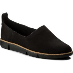 Półbuty CLARKS - Tri Curve 261325314 Black Nubuck. Czarne półbuty damskie skórzane marki Clarks, na płaskiej podeszwie. W wyprzedaży za 299,00 zł.