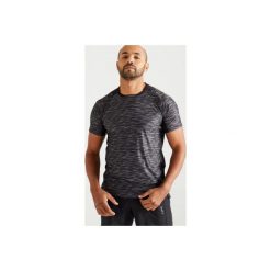 Koszulka fitness krótki rękaw FTS 500 męska. Czarne koszulki męskie DOMYOS, m, bez wzorów, z elastanu, bez kołnierzyka, z krótkim rękawem, krótkie. Za 49,99 zł.
