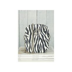 PUDEŁECZKO LISTONOSZKA PIONOWA NA ŁAŃCUSZKU ZEBRA ANIMAL PRINT. Czarne listonoszki damskie marki Manzana, na co dzień, bez wzorów, ze skóry, matowe, bez dodatków. Za 119,00 zł.