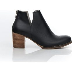 Wycięte botki na słupku - skóra naturalna - model 501 - kolor czarny. Czarne botki damskie Zapato, na lato, z jeansu, klasyczne, przed kostkę, bez obcasa, na obcasie, bez zapięcia. Za 399,00 zł.