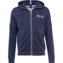 BOSS ATHLEISURE SAGGY Bluza rozpinana navy. Niebieskie kardigany męskie marki BOSS Athleisure, xl, bez wzorów, z bawełny, bez kołnierzyka, bez rękawów, bez kaptura. Za 749,00 zł.