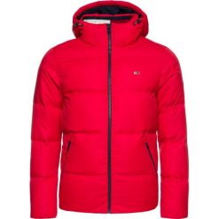 Kurtka puchowa Tommy Jeans Essential Down DM0DM06902. Zielone kurtki męskie Tommy Jeans, xxl, bez wzorów, z poliesteru, bez kaptura. W wyprzedaży za 559,00 zł.