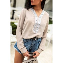 Damska bluzka DRIZELDA BEIGE. Brązowe bluzki damskie IVET, z aplikacjami, eleganckie, bez kołnierzyka, bez rękawów. W wyprzedaży za 79,00 zł.