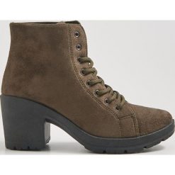 Botki na obcasie - Khaki. Brązowe botki damskie Sinsay, bez obcasa, na obcasie, bez zapięcia. Za 59,99 zł.