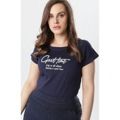 Granatowy T-shirt Aigalyse. Niebieskie bluzki dziewczęce Born2be, z nadrukiem, z okrągłym kołnierzem, z krótkim rękawem, krótkie, bez kaptura. Za 39,99 zł.
