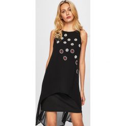 Desigual - Sukienka. Czarne sukienki damskie Desigual, s, z aplikacjami, z elastanu, z okrągłym kołnierzem, bez rękawów, dopasowane. W wyprzedaży za 239,90 zł.