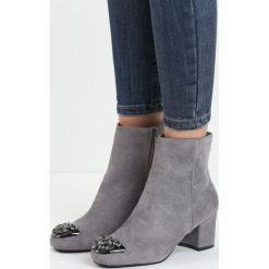 Szare Botki Steel Blue. Czarne botki damskie lity marki Kazar, ze skóry, na wysokim obcasie, ze sprzączką. Za 79,99 zł.