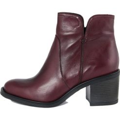 Skórzane botki w kolorze bordowym. Czerwone botki damskie Bluetag, Gusto, bez obcasa, na obcasie, bez zapięcia. W wyprzedaży za 285,95 zł.
