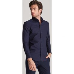 Bawełniana koszula slim fit - Granatowy. Niebieskie koszule męskie Reserved, s, z bawełny. Za 99,99 zł.