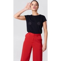 T-shirty damskie: NA-KD Trend T-shirt z błyszczącym zdobieniem z przodu – Black