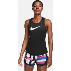 Nike Podkoszulek Czarny. Czarne podkoszulki damskie Nike, s, z nadrukiem, z poliesteru, bez kołnierzyka. Za 137,95 zł.