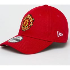 New Era - Czapka Manchester United. Czerwone czapki męskie New Era, bez wzorów, z bawełny. W wyprzedaży za 89,90 zł.