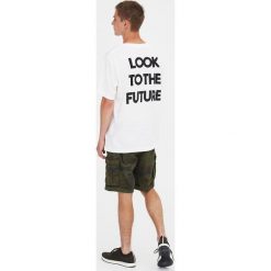 Koszulka z nadrukiem zdjęcia samolotu. Białe koszulki męskie Pull&Bear, m, z nadrukiem, bez kołnierzyka, z krótkim rękawem, krótkie. Za 49,90 zł.