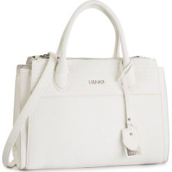 Torebka LIU JO - M Satchel Zip N19041 E0027 Off White 01065. Białe torebki klasyczne damskie Liu Jo, bez wzorów, ze skóry ekologicznej, klasyczne, bez dodatków. W wyprzedaży za 439,00 zł.