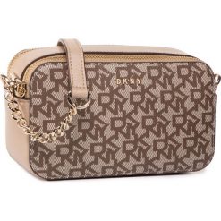 Torebka DKNY - Bryant-Camera Bag R01EJG86 Chno/Sand NXQ. Brązowe listonoszki damskie DKNY, bez wzorów, ze skóry ekologicznej, bez dodatków. W wyprzedaży za 499,00 zł.