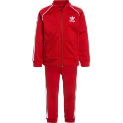 Adidas Originals SET Kurtka sportowa scarle. Czerwone kurtki chłopięce marki adidas Originals, z jeansu. Za 199,00 zł.