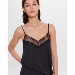 Bieliźniany top z koronką - Czarny. Czarne topy damskie Mohito, s, w koronkowe wzory, z koronki, bez kołnierzyka. W wyprzedaży za 39,99 zł.