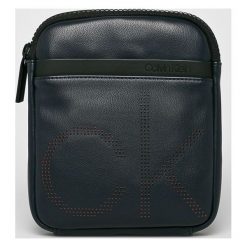 Calvin Klein - Saszetka. Czarne torby męskie skórzane Calvin Klein, w paski, ze skóry ekologicznej, casualowe, na ramię, małe. Za 299,90 zł.