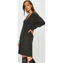 Only - Sukienka. Szare sukienki damskie ONLY, na co dzień, s, bez wzorów, z elastanu, casualowe, bez kołnierzyka, bez rękawów, proste. W wyprzedaży za 99,90 zł.