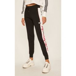Adidas Originals - Spodnie. Czarne spodnie damskie adidas Originals, z nadrukiem, z bawełny, casualowe. W wyprzedaży za 179,90 zł.