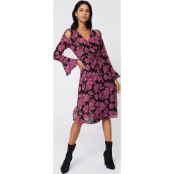 NA-KD Boho Sukienka kaftan z wiązanym rękawem - Pink. Różowe sukienki damskie marki NA-KD Boho, bez wzorów, z tkaniny, boho, bez kołnierzyka, z długim rękawem, długie, mini. W wyprzedaży za 50,47 zł.