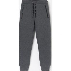 Joggery z kieszeniami zapinanymi na suwak - Szary. Szare spodnie męskie Reserved, bez wzorów. Za 45,99 zł.