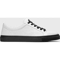 Kazar Studio - Buty skórzane. Białe sneakersy męskie Kazar Studio, z okrągłym noskiem, na sznurówki. W wyprzedaży za 339,90 zł.
