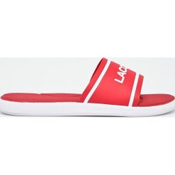 Lacoste - Klapki. Czerwone kapcie męskie marki Lacoste, z materiału. W wyprzedaży za 159,90 zł.