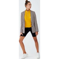 Bermudy jeansowe w kolarskim stylu. Czarne spodnie damskie marki Pull&Bear, bez wzorów, z jeansu. Za 79,90 zł.