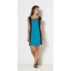 Sukienka w kolorze niebiesko-czarnym. Niebieskie sukienki damskie Coline, s, bez wzorów, z wiskozy, z dekoltem karo, bez rękawów, midi. W wyprzedaży za 64,95 zł.