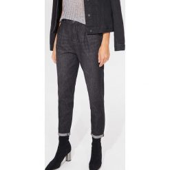 Jeansy carrot fit - Czarny. Czarne jeansy damskie Mohito. Za 109,99 zł.