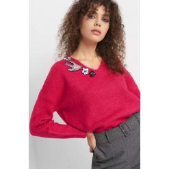 Sweter z ozdobną aplikacją. Czerwone swetry oversize damskie Orsay, xs, z dzianiny. Za 99,99 zł.