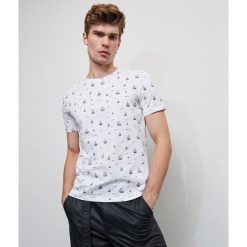 T-shirt z mikroprintem - Biały. Białe t-shirty męskie Reserved, s, bez wzorów, bez kołnierzyka. Za 29,99 zł.