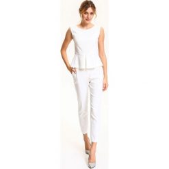 Bluzka bez rękawów. Białe bluzki damskie Top Secret, bez wzorów, eleganckie, z dekoltem na plecach, bez rękawów. W wyprzedaży za 59,99 zł.