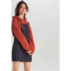 Sukienka ogrodniczka - Granatowy. Niebieskie sukienki damskie Cropp, s, bez wzorów, bez kołnierzyka, bez rękawów. Za 69,99 zł.