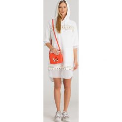 SUKIENKA VERSACE JEANS Z KAPTUREM. Sukienki damskie Versace Jeans, bez wzorów, z jeansu, eleganckie, z kapturem, bez rękawów. W wyprzedaży za 1204,00 zł.
