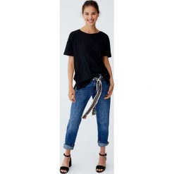 Bawełniana koszulka basic. Czerwone koszulki damskie Pull&Bear, bez wzorów, z bawełny, bez kołnierzyka, z krótkim rękawem. Za 29,90 zł.
