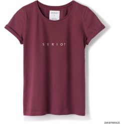 T-shirt bordowy SERIO?. Czerwone t-shirty damskie Pakamera, z napisami, klasyczne, z klasycznym kołnierzykiem. Za 89,00 zł.
