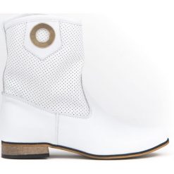 Ażurowe botki na niskim obcasie - skóra naturalna - model 269 - kolor biały. Białe botki damskie Zapato, na wiosnę, ze skóry, eleganckie, na niskim obcasie, na płaskiej podeszwie, bez zapięcia. W wyprzedaży za 319,20 zł.