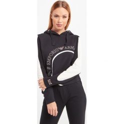 BLUZA EA7 EMPORIO ARMANI. Czarne bluzy damskie EA7 Emporio Armani, s, z nadrukiem, z krótkim rękawem, krótkie, z kapturem. Za 559,00 zł.