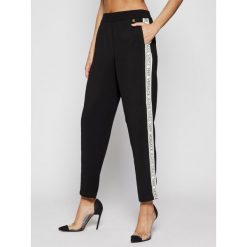 Spodnie materiałowe Versace Jeans A1HTB112. Czarne spodnie damskie Versace Jeans, bez wzorów, z elastanu. W wyprzedaży za 529,00 zł.