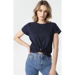 Granatowy T-shirt Therial. Niebieskie bluzki damskie Born2be, s, bez wzorów, z dzianiny, klasyczne, z okrągłym kołnierzem. Za 29,99 zł.